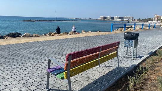 Un banco fabricado con tapones reciclados Un banco fabricado con tapones reciclados