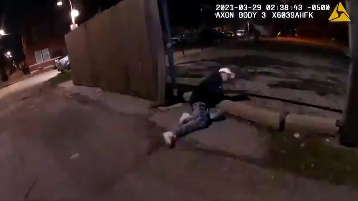 Captura del momento en el que el menor se desploma tras recibir un disparo de la Policía. Captura del momento en el que el menor se desploma tras recibir un disparo de la Policía.