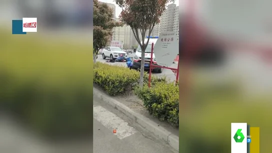 El surrealista momento en el que una ambulancia atropella al hombre que iba a atender, recién atropellado El surrealista momento en el que una ambulancia atropella al hombre que iba a atender, recién atropellado