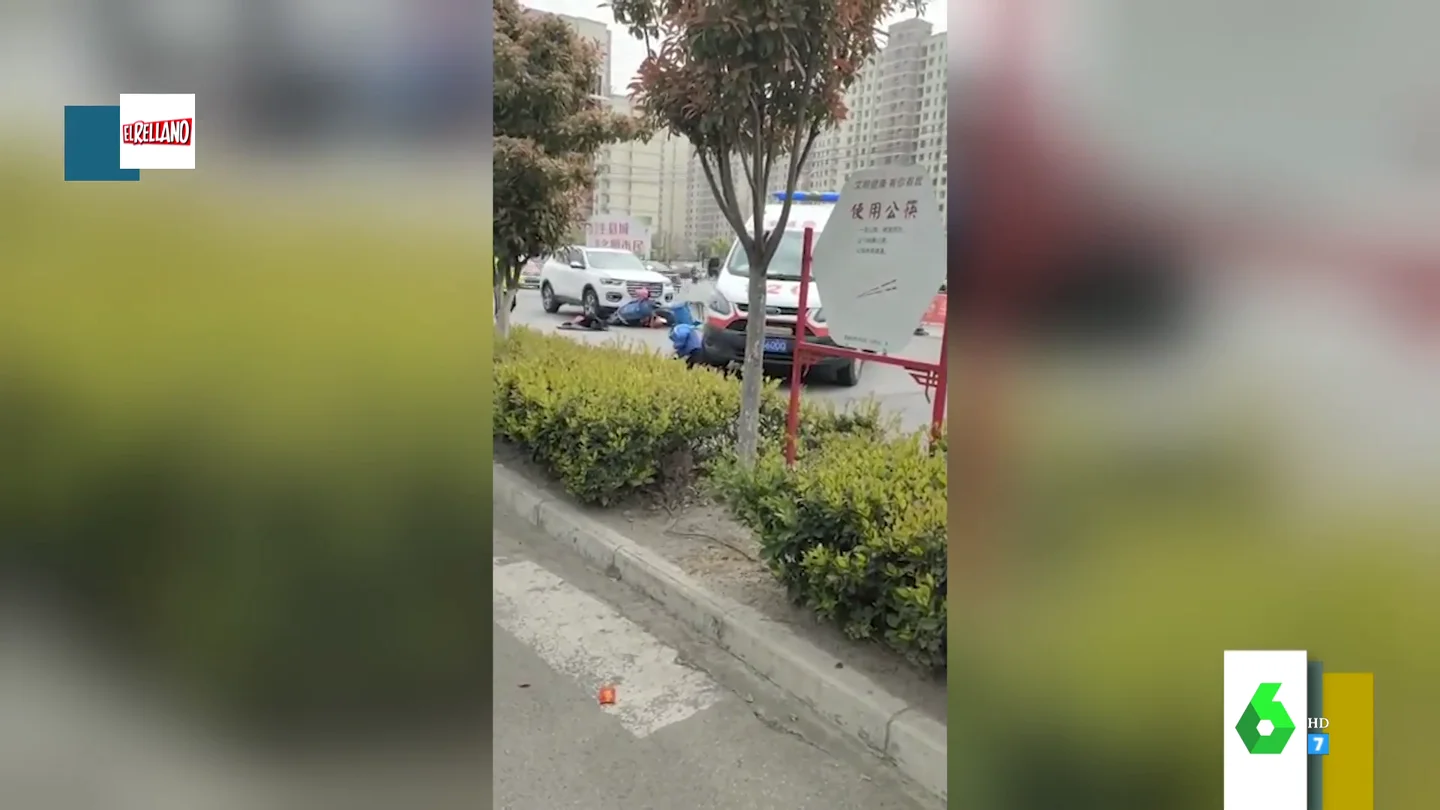 El surrealista momento en el que una ambulancia atropella al hombre que iba a atender, recién atropellado El surrealista momento en el que una ambulancia atropella al hombre que iba a atender, recién atropellado