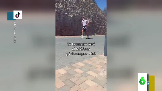 La surrealista pregunta de un padre al animar a su hijo en plena carrera: "Está tu hermana al teléfono, ¿quieres ponerte?" La surrealista pregunta de un padre al animar a su hijo en plena carrera: "Está tu hermana al teléfono, ¿quieres ponerte?"