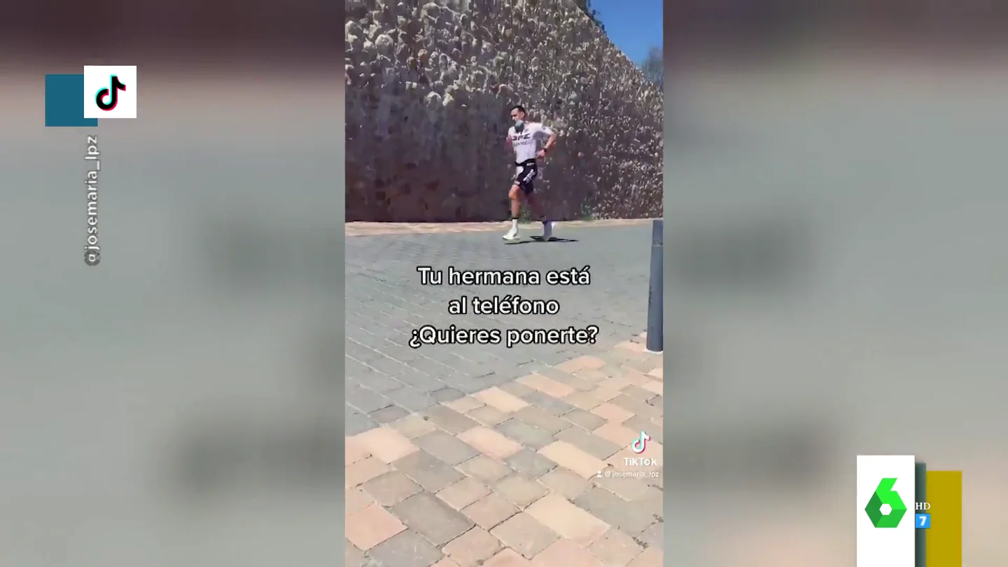 La surrealista pregunta de un padre al animar a su hijo en plena carrera: "Está tu hermana al teléfono, ¿quieres ponerte?" La surrealista pregunta de un padre al animar a su hijo en plena carrera: "Está tu hermana al teléfono, ¿quieres ponerte?"