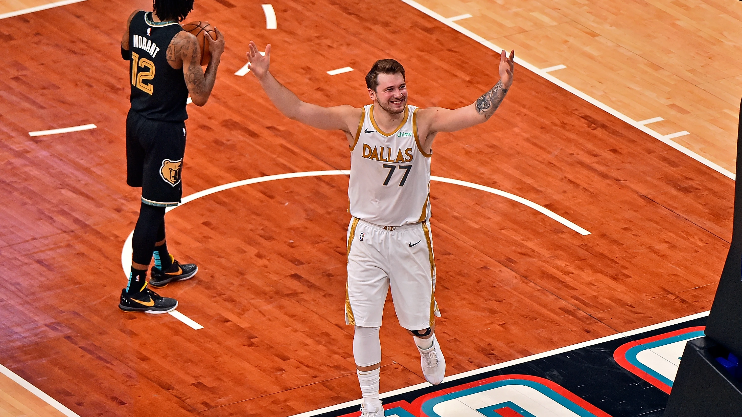  Luka Doncic celebrando el triple ganador frente a Memphis Griezzlies