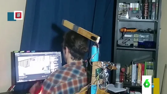 El curioso robot que te enseñará a sentarte bien en la silla a base de palazos: "Te voy a dar leches hasta que te sientes bien" El curioso robot que te enseñará a sentarte bien en la silla a base de palazos: "Te voy a dar leches hasta que te sientes bien"