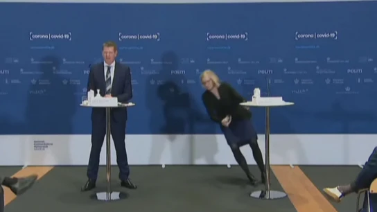 El vídeo completo del desplome en plena rueda de prensa de la directora de la Agencia del Medicamento danesa El vídeo completo del desplome en plena rueda de prensa de la directora de la Agencia del Medicamento danesa