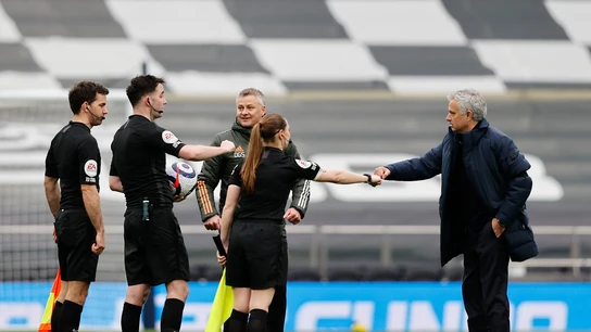 Sian Massey-Ellis, linier del Tottenham-United, saludando a José Mourinho Sian Massey-Ellis, linier del Tottenham-United, saludando a José Mourinho