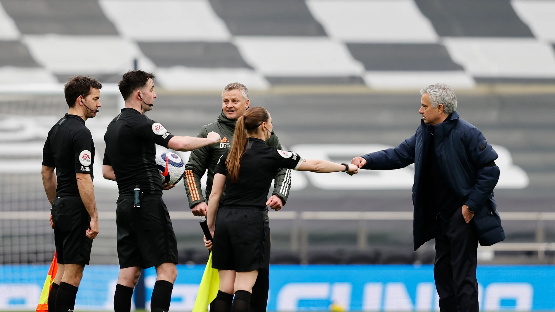 Sian Massey-Ellis, linier del Tottenham-United, saludando a José Mourinho