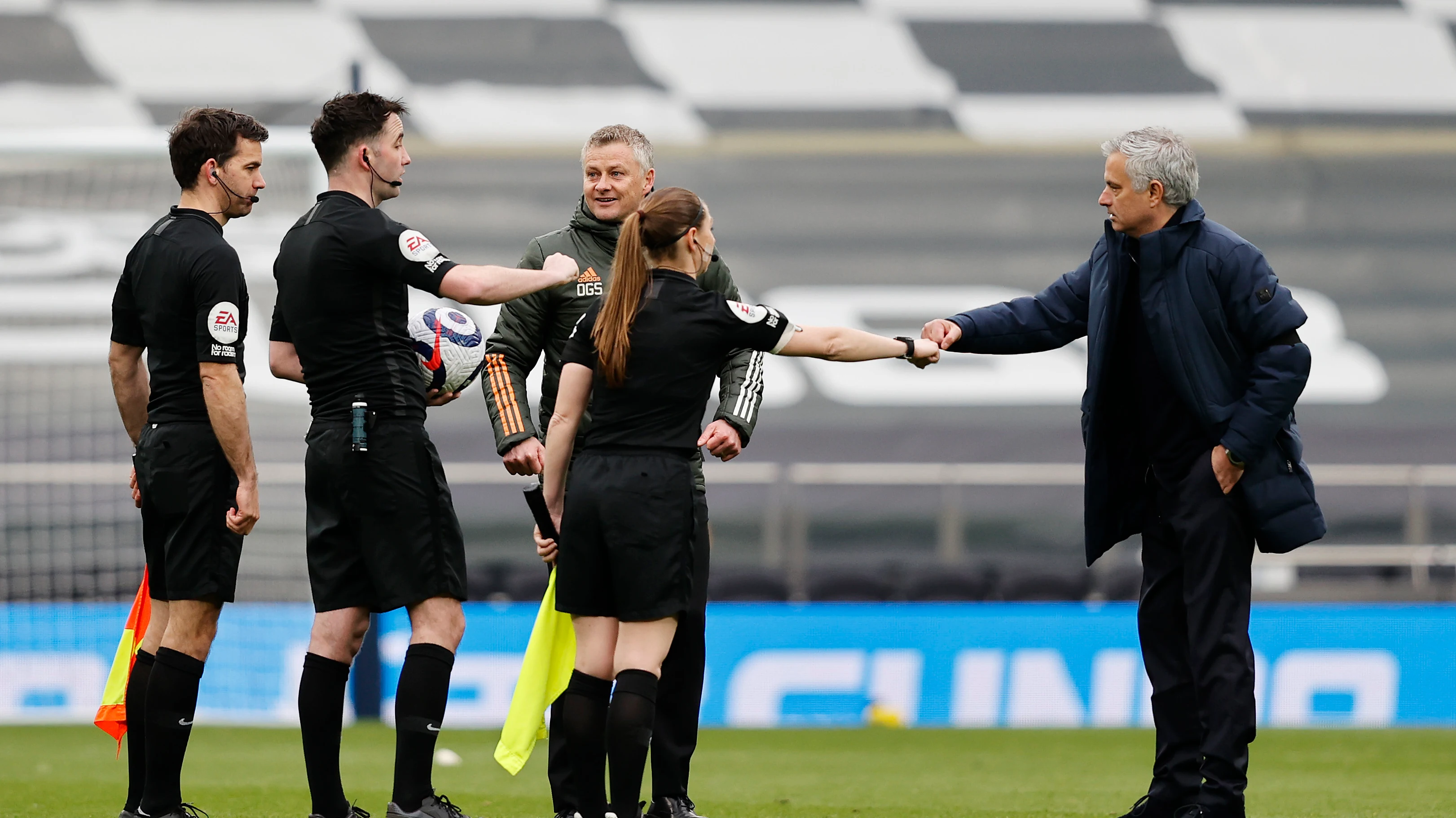 Sian Massey-Ellis, linier del Tottenham-United, saludando a José Mourinho