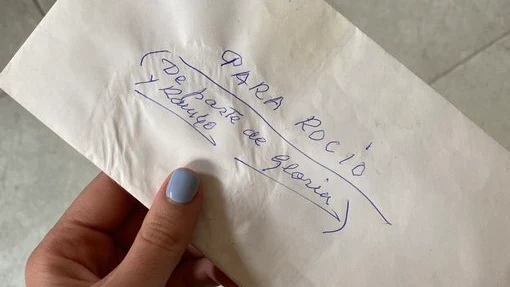 La carta viral de una mujer de 84 años a su vecina para solucionar un problema de Whatsapp que no le deja enviar una foto de su perro