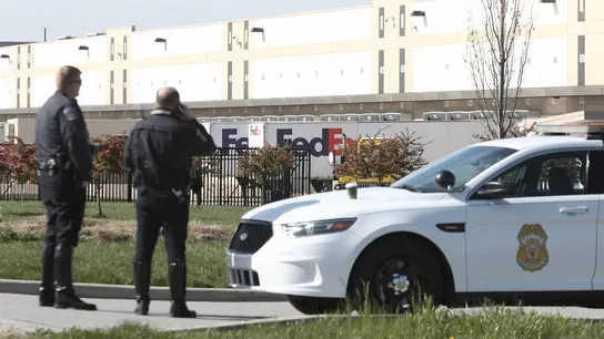 La Policía vigila la instalación de FedEx en Indianápolis donde tuvo lugar el tiroteo masivo La Policía vigila la entrada a la instalación de FedEx en Indianápolis donde tuvo lugar el tiroteo masivo