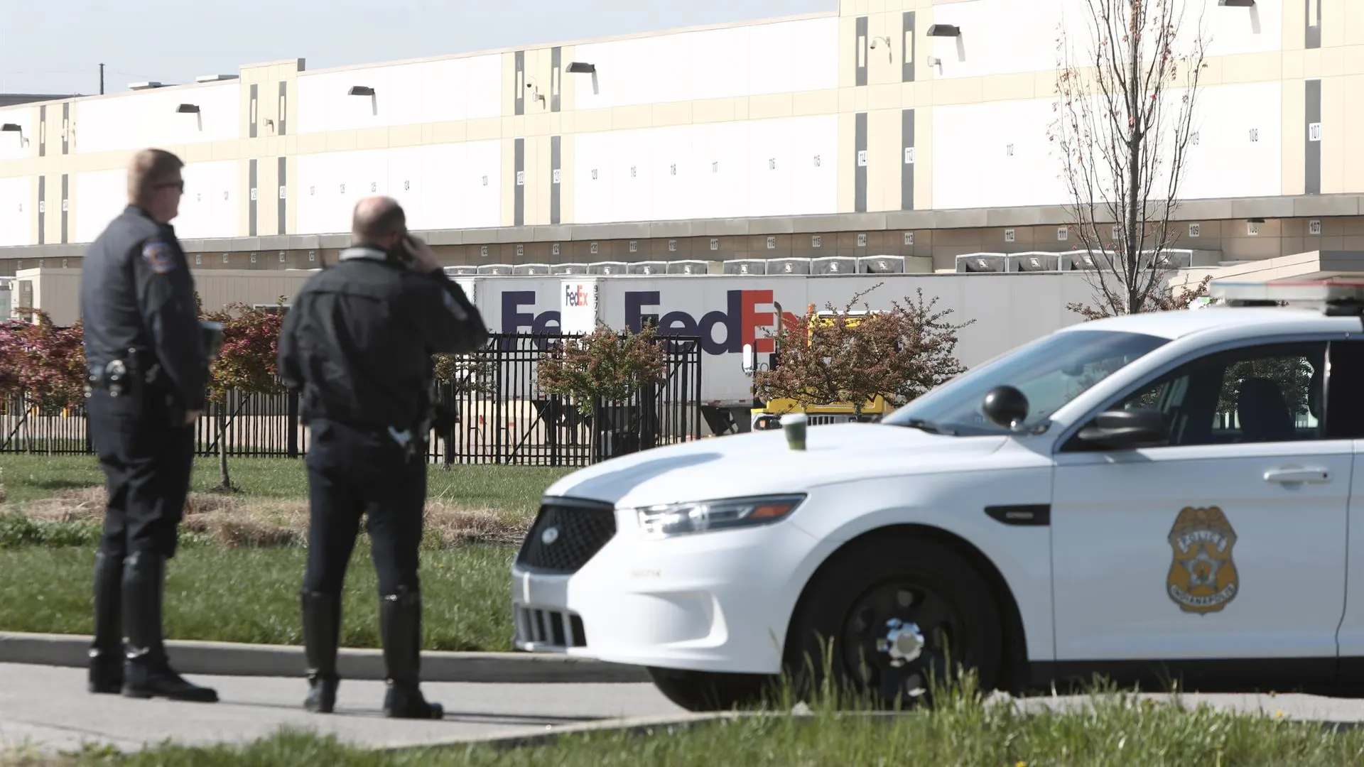 La Policía vigila la entrada a la instalación de FedEx en Indianápolis donde tuvo lugar el tiroteo masivo