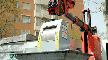 Un operario levanta un cubo de basura en Alcorcón