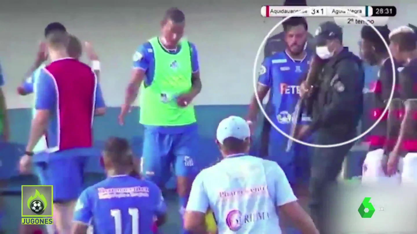 Disparo a un futbolista Disparo a un futbolista