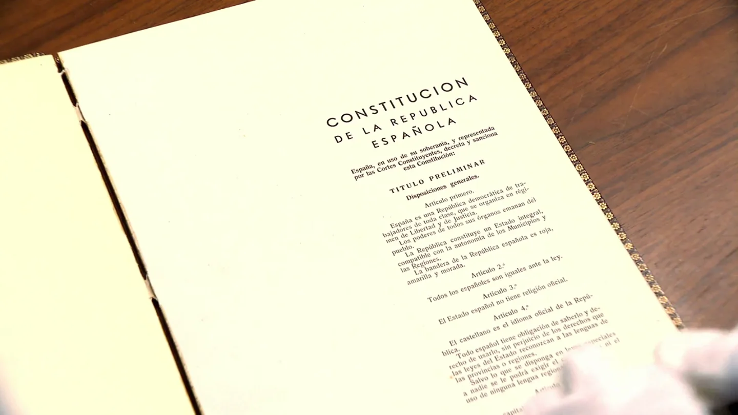 laSexta Columna reta a los políticos: ¿a qué constitución pertenecen estos artículos, a la republicana o a la de 1978? laSexta Columna reta a los políticos: ¿a qué constitución pertenecen estos artículos, a la republicana o a la de 1978?