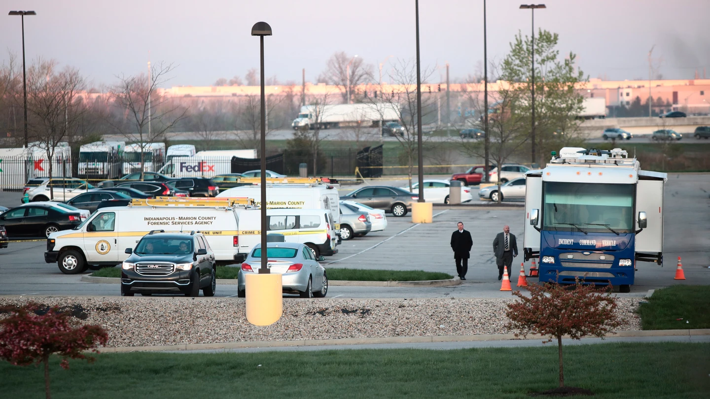 La Policía investiga en la escena del crimen del tiroteo en Indianapolis. La Policía investiga en la escena del crimen del tiroteo en Indianapolis.