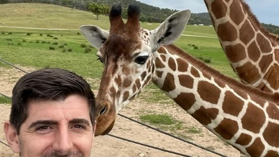Courtois con una jirafa Courtois con una jirafa