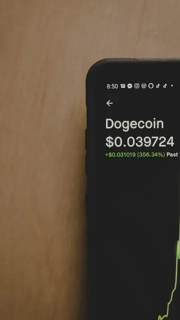 Teléfono móvil con una cantidad numérica de Dogecoins Teléfono móvil con una cantidad numérica de Dogecoins