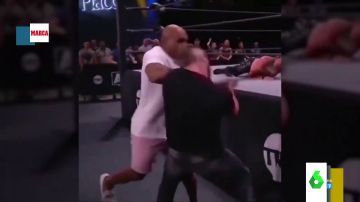 El puñetazo de Mike Tyson a Cash Weeler que le dejó KO al instante en pleno espectáculo de lucha libre