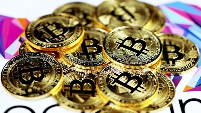 Puñado de monedas Bitcoin