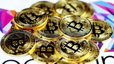 Pu&ntilde;ado de monedas Bitcoin