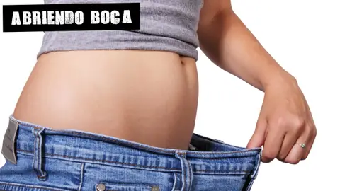 Imagen de una persona con pantalones anchos Imagen de una persona con pantalones anchos