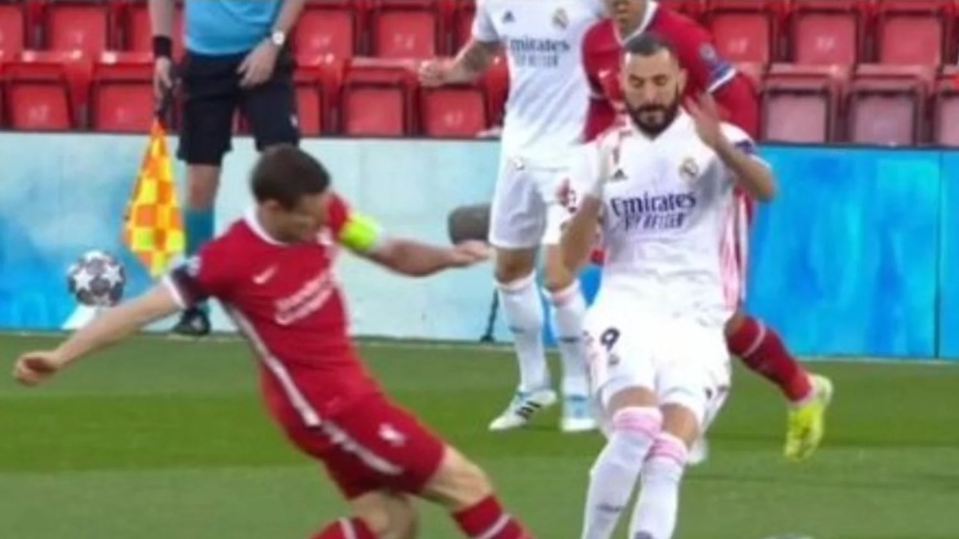 Momento en el que Milner se lanza a por el tobillo de Benzema