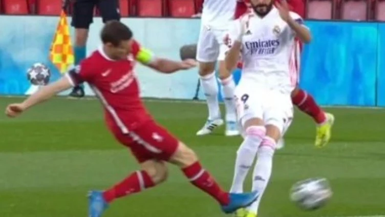 Momento en el que Milner se lanza a por el tobillo de Benzema