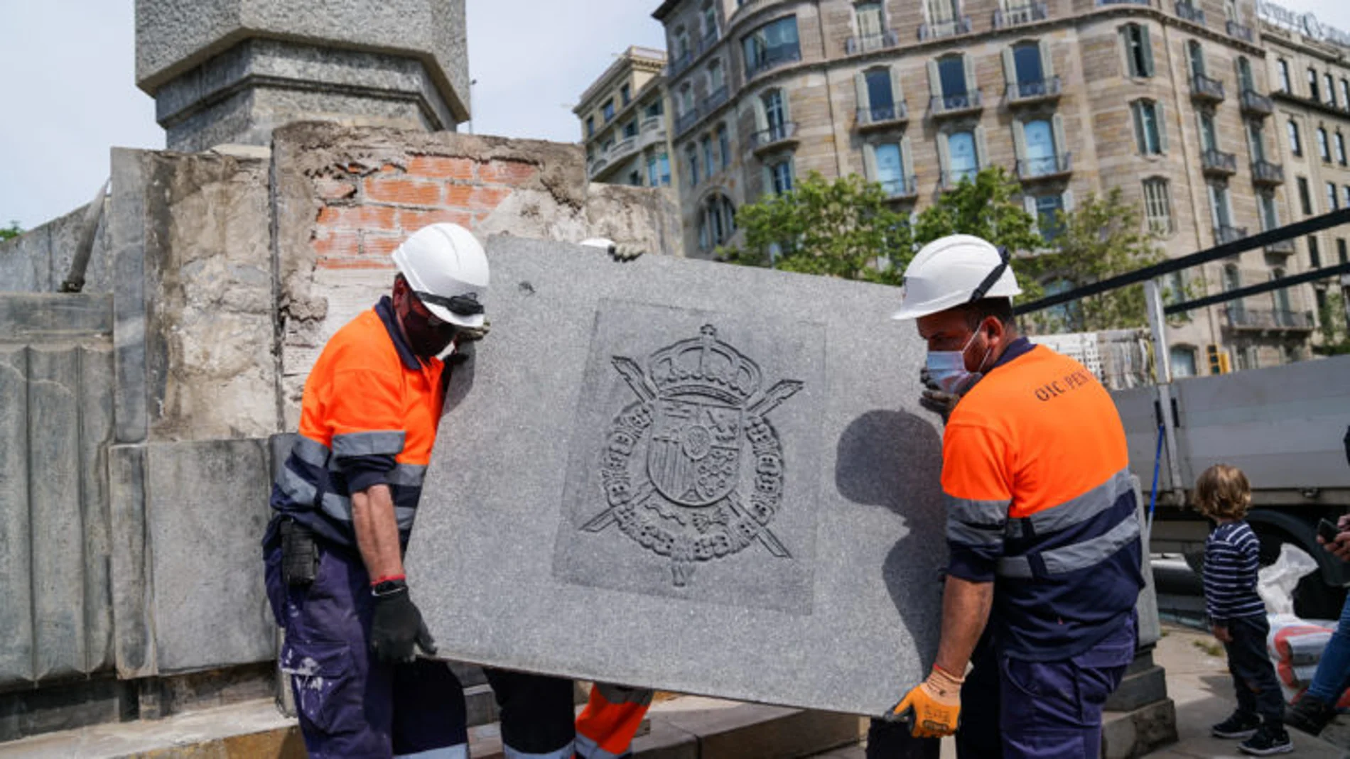 Barcelona retira el escudo del rey Juan Carlos del obelisco de la plaza del Cinc d’Oros