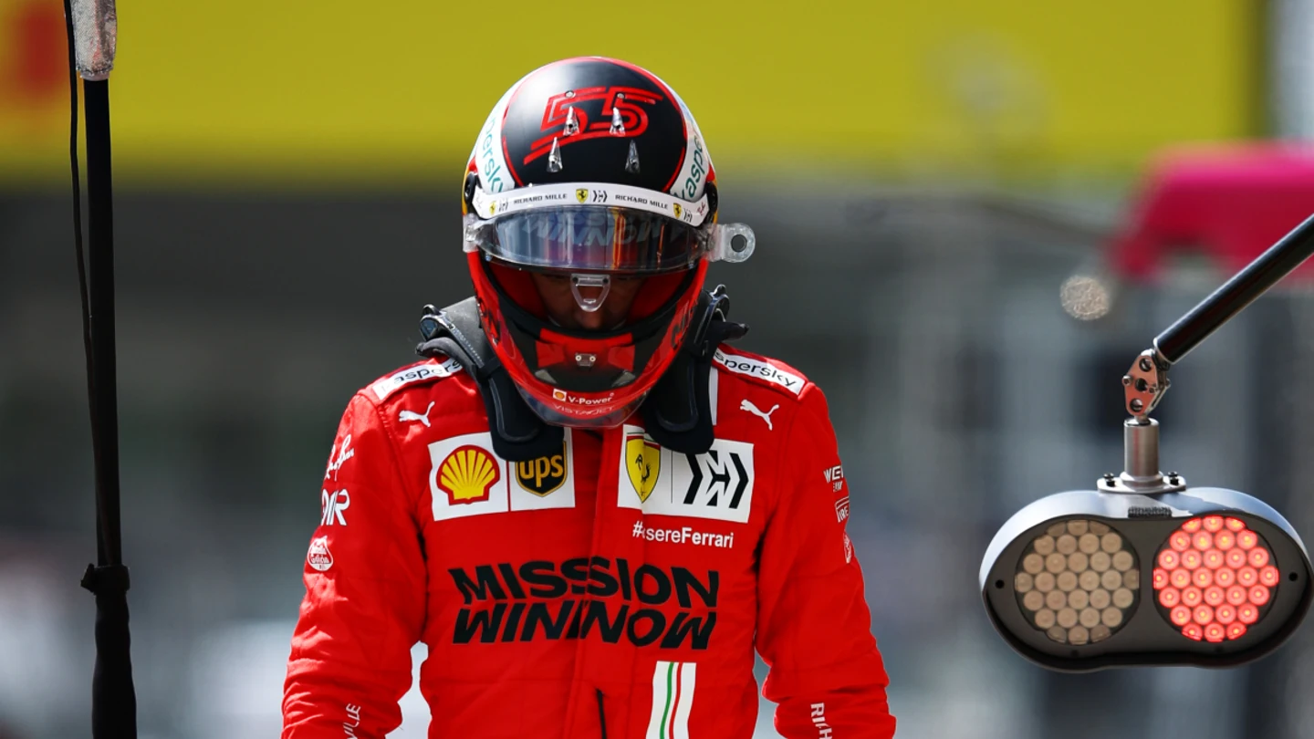 Sainz pasea por el paddock Sainz pasea por el paddock