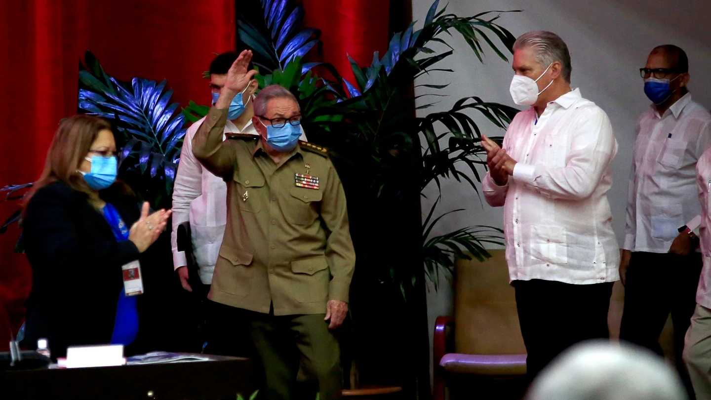 Raúl Castro anuncia su adiós de la política Raúl Castro anuncia su adiós de la política