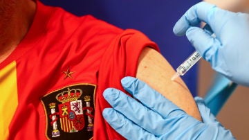 Una persona recibe la vacuna contra el COVID