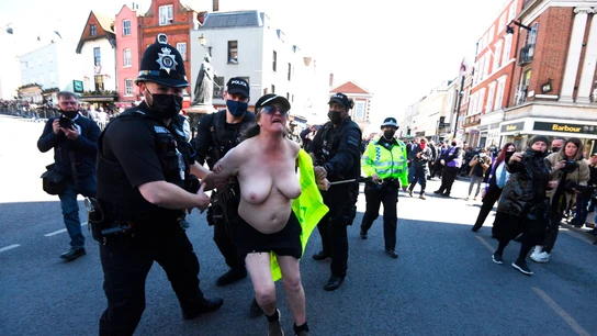 Una protestante es detenida durante el funeral del duque de Edimburgo Una protestante es detenida durante el funeral del duque de Edimburgo