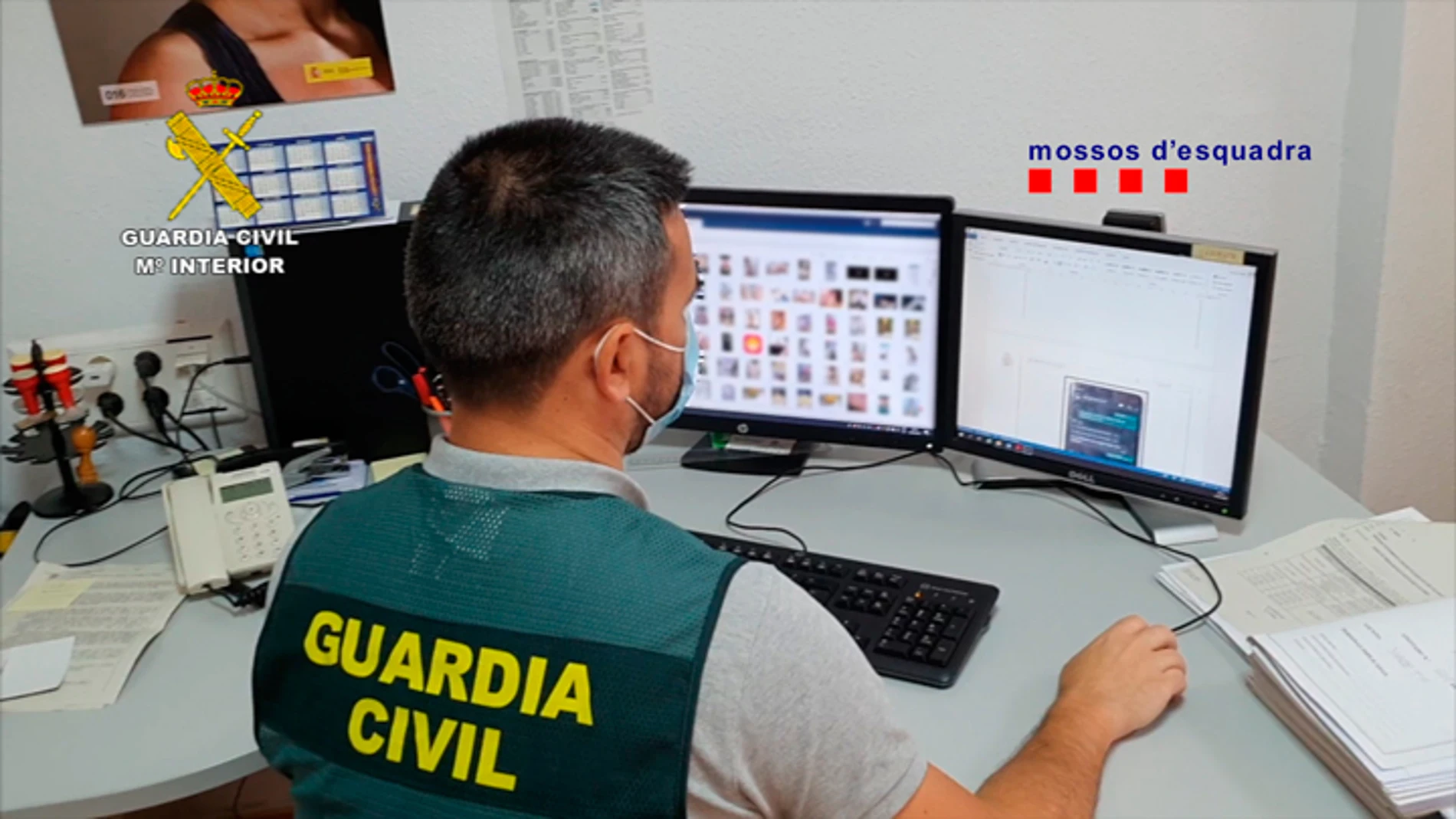 Un agente de la Guardia Civil comprueba el contenido de un ordenador intervenido