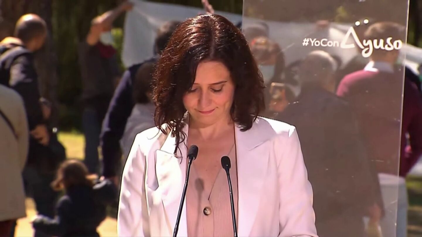 Irrumpen en el &uacute;ltimo acto de precampa&ntilde;a de Ayuso con abucheos y una pancarta en Collado Villalba