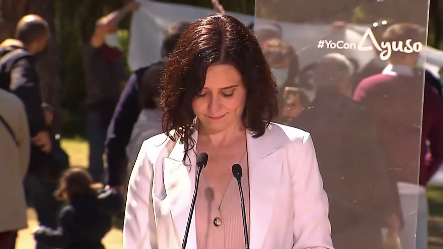 Irrumpen en el último acto de precampaña de Ayuso con abucheos y una pancarta en Collado Villalba Irrumpen en el último acto de precampaña de Ayuso con abucheos y una pancarta en Collado Villalba