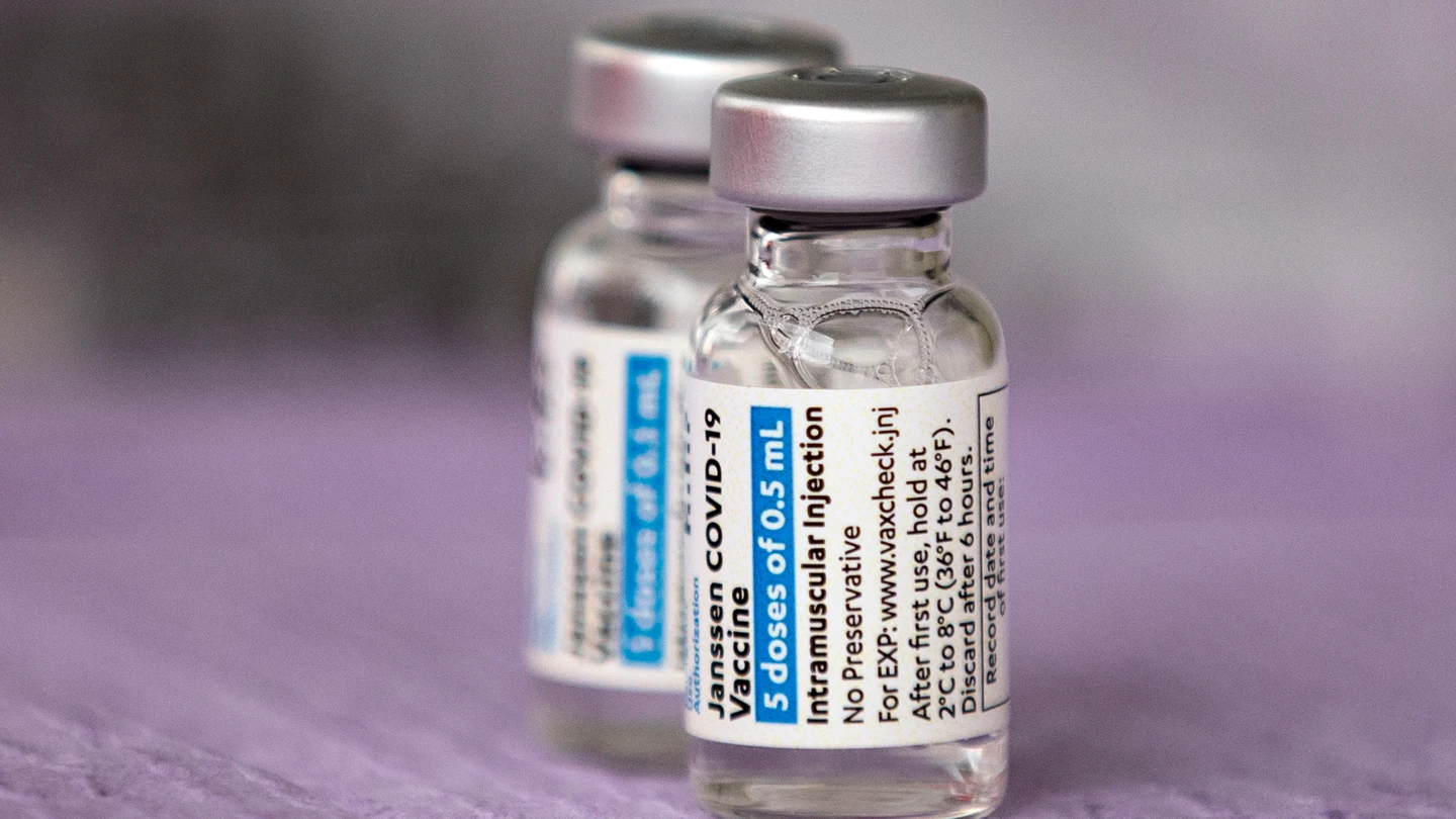 Dos viales de la vacuna Janssen contra el coronavirus Dos viales de la vacuna Janssen contra el coronavirus
