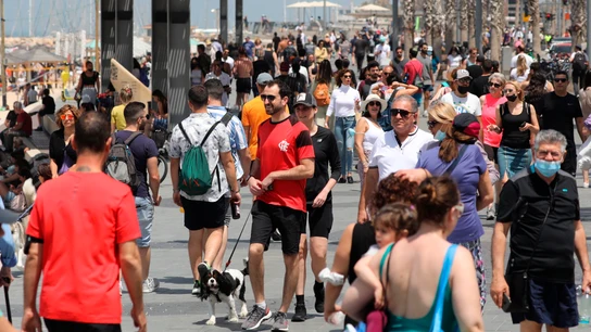 Personas en Tel Aviv, en Israel, sin mascarilla Personas en Tel Aviv, en Israel, sin mascarilla