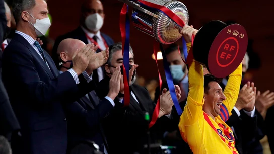 Leo Messi levanta la Copa del Rey Leo Messi levanta la Copa del Rey