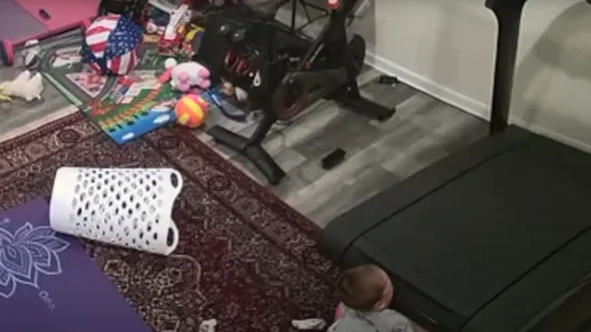 Un niño queda atrapado bajo una cinta de correr Un niño queda atrapado bajo una cinta de correr