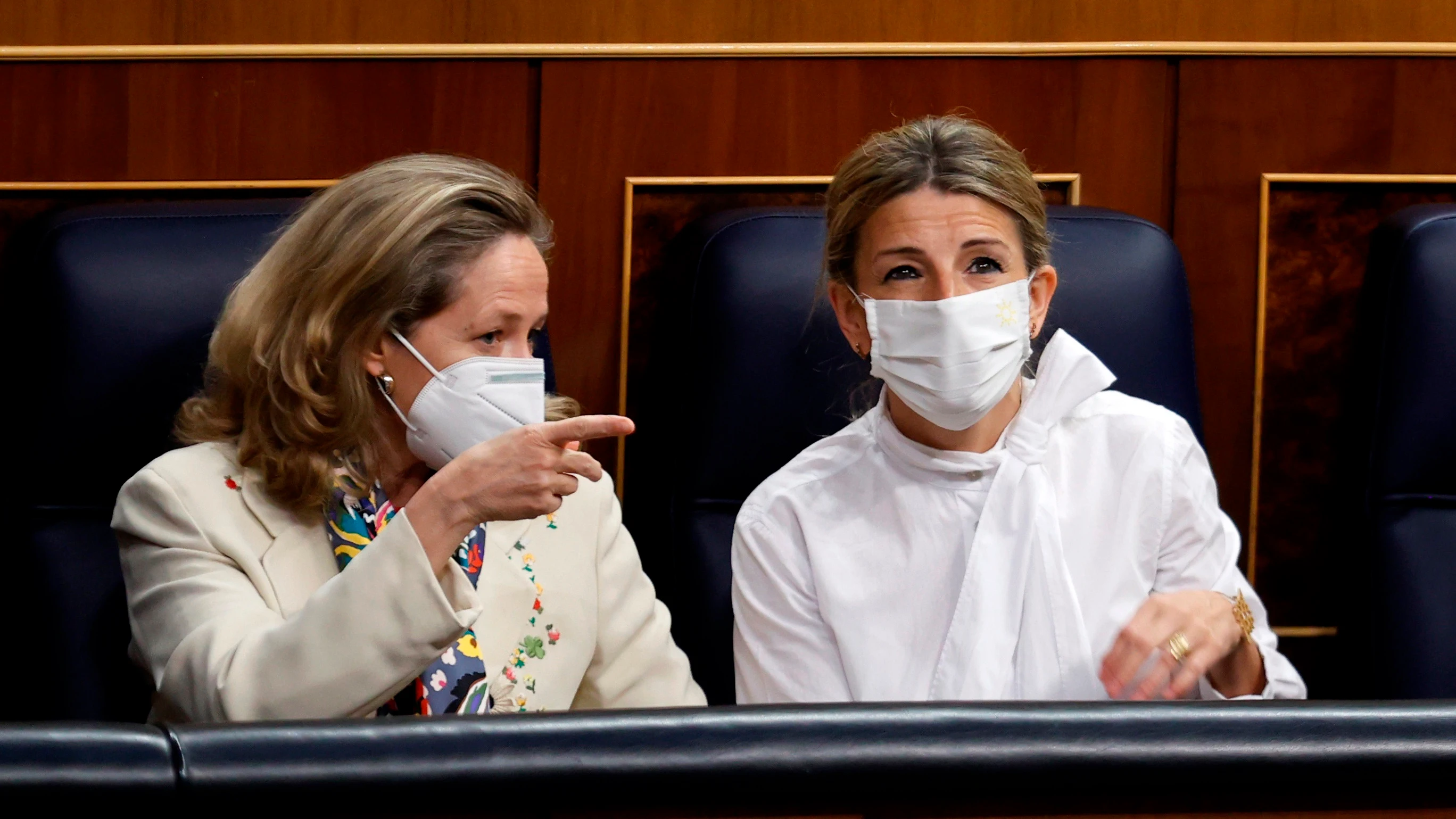 Nadia Calviño y Yolanda Díaz dialogan en el Congreso de los Diputados