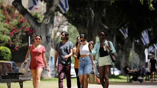 Peatones pasean por las calles de Tel Aviv sin mascarilla Peatones pasean por las calles de Tel Aviv sin mascarilla