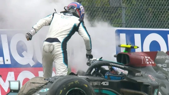 Peineta de Bottas y manotazo de Russell en el casco Peineta de Bottas y manotazo de Russell en el casco