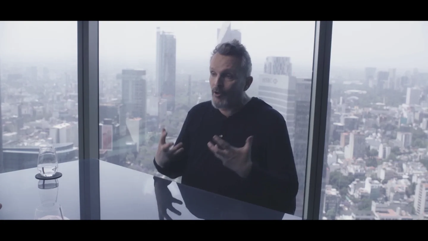 La inesperada respuesta de Miguel Bosé en su debate con Jordi Évole: "Que enciendan la luz porque no sé a quién se la estoy mamando" La inesperada respuesta de Miguel Bosé en su debate con Jordi Évole: "Que enciendan la luz porque no sé a quién se la estoy mamando"