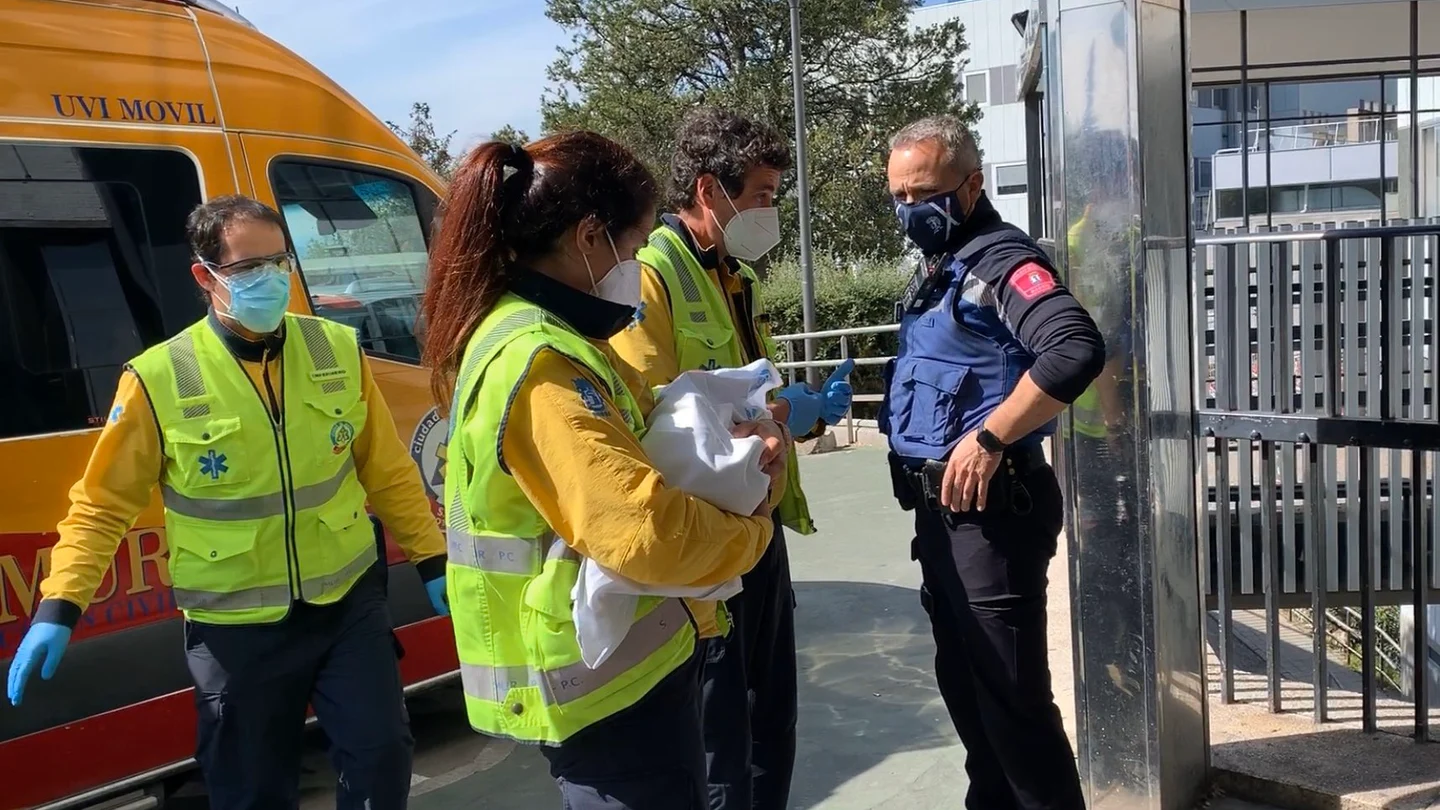 Una sanitaria del SAMUR sostiene a la bebé hallada en Fuencarral Una sanitaria del SAMUR sostiene a la bebé hallada en Fuencarral