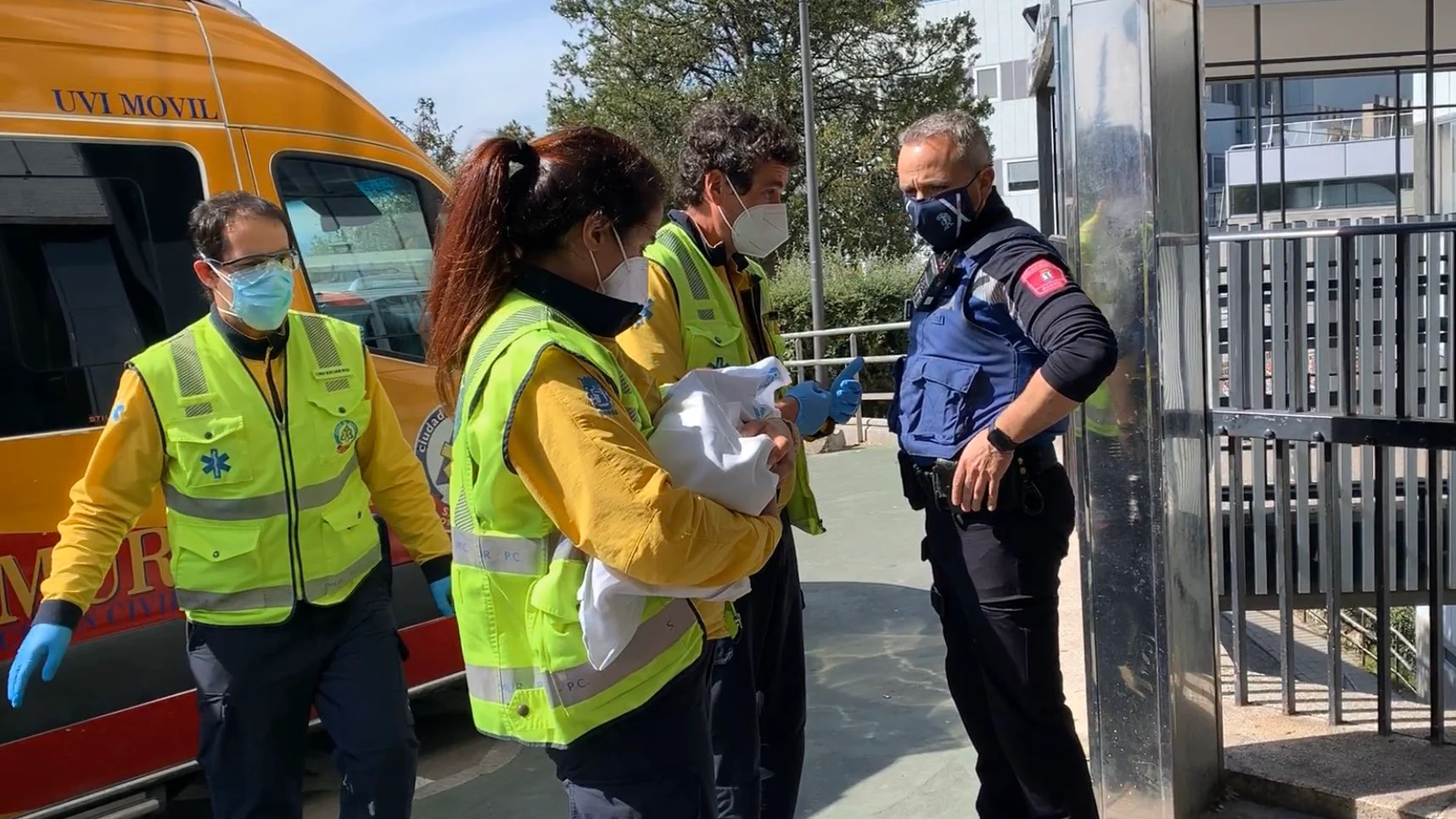 Una sanitaria del SAMUR sostiene a la bebé hallada en Fuencarral