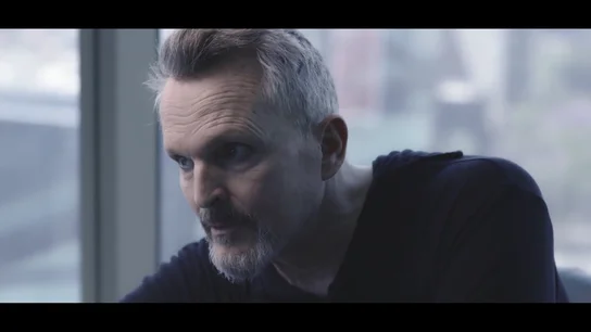 El día que Miguel Bosé estornudó sobre un hombre que huyó de él por miedo al Sida: "Se contagia follando, gilipollas" El día que Miguel Bosé estornudó sobre un hombre que huyó de él por miedo al Sida: "Se contagia follando, gilipollas"