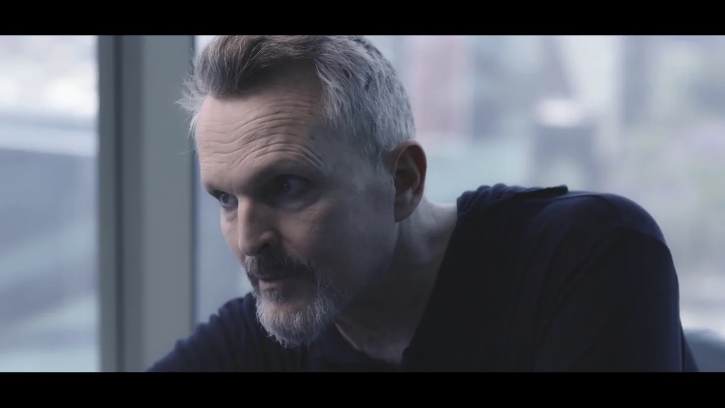 El día que Miguel Bosé estornudó sobre un hombre que huyó de él por miedo al Sida: "Se contagia follando, gilipollas" El día que Miguel Bosé estornudó sobre un hombre que huyó de él por miedo al Sida: "Se contagia follando, gilipollas"