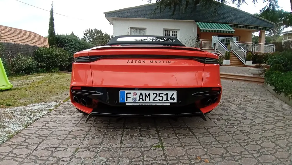 Aston Martin DBS Superleggera Volante