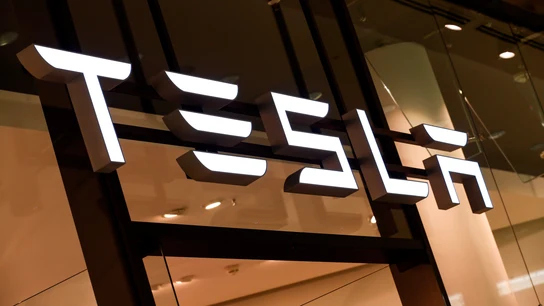 En la imagen, el logo de Tesla Tesla accidente