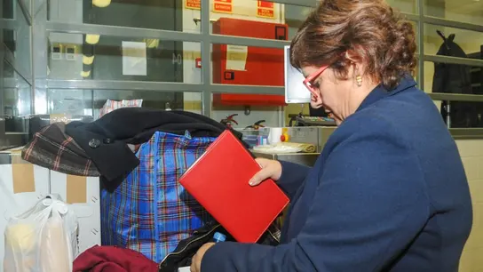 La exconsellera de Trabajo, Dolors Bassa, recogiendo sus enseres para trasladarse a Madrid La exconsellera de Trabajo, Dolors Bassa, recogiendo sus enseres para trasladarse a Madrid